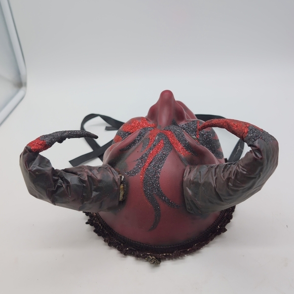 Venezia Italian Hand Painted Red and Black Devil Mask - Picture 3 of 6